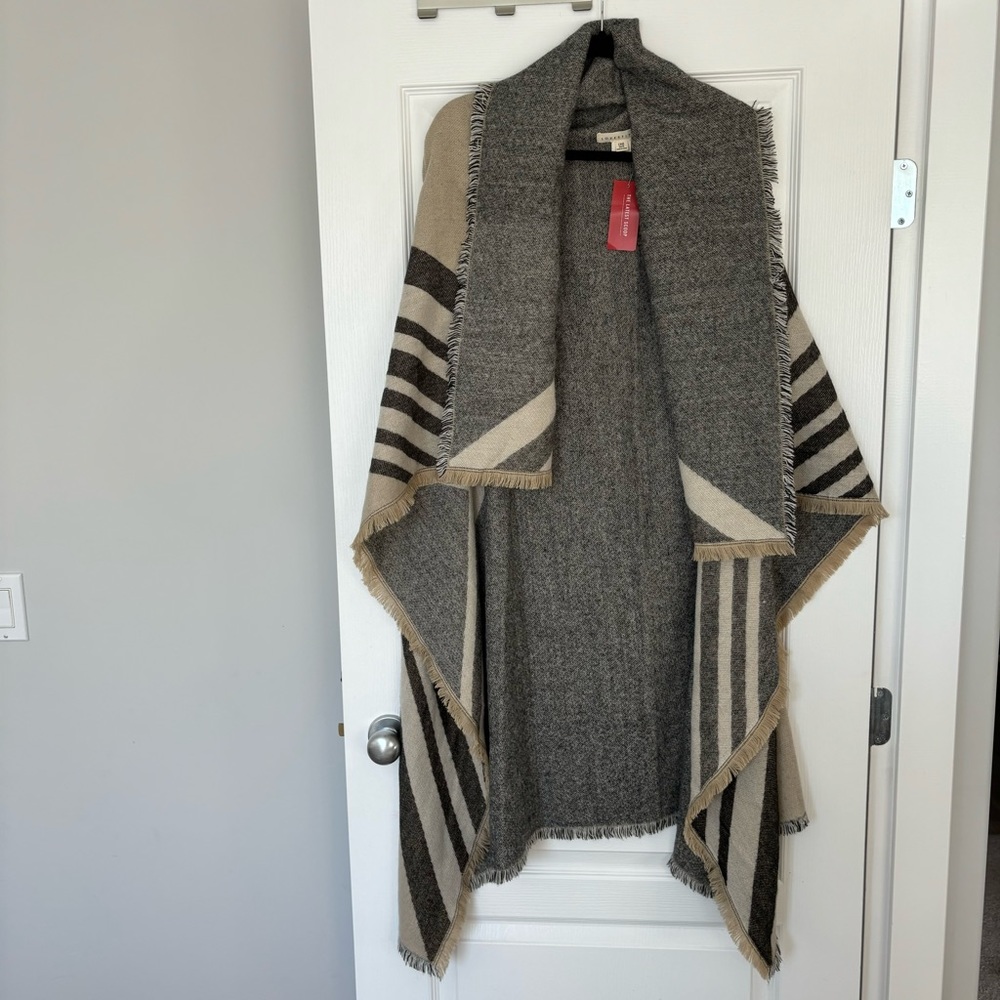 Love stitch | Sleeveless Sweater Poncho - One Size